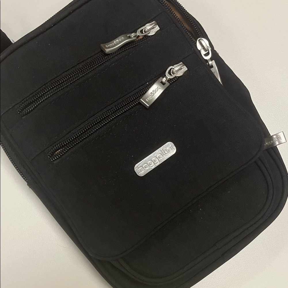 Baggallini Black Messenger Bag unisex item - Picture 2 of 13